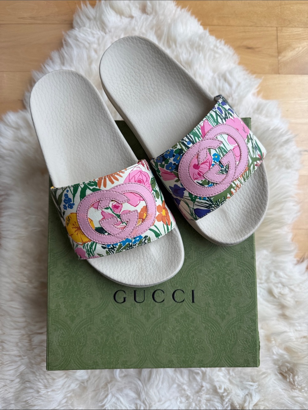 Gucci White Floral Slides with Pink Interlocking G